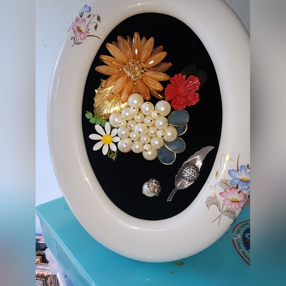 HAND CRAFTED FRAMED JEWELRY - Picture 5 of 7